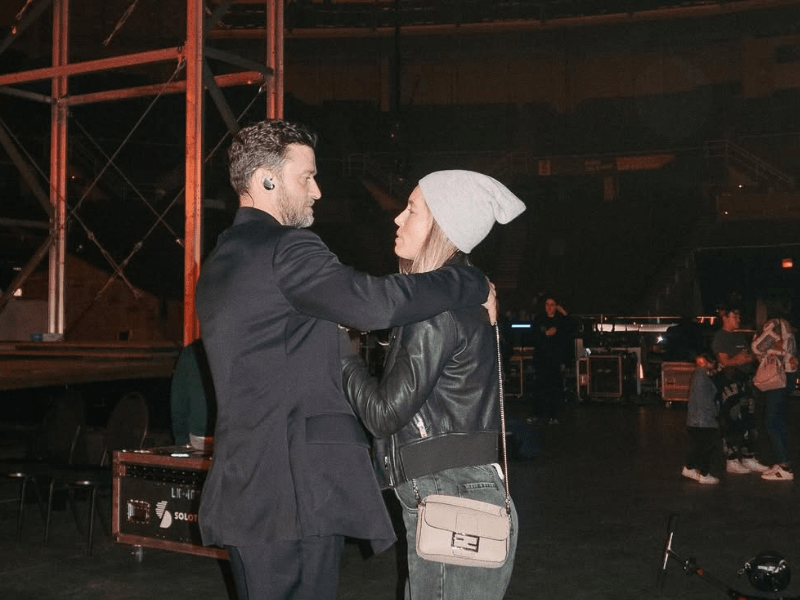 Justin Bieber and Jessica Biel backstage at a concert