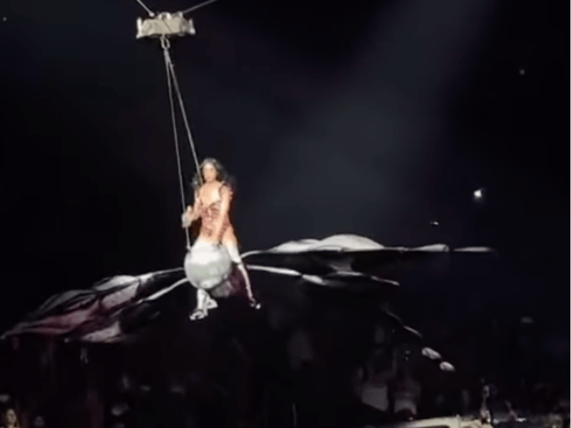 KATY PERRY RIDING MECHANICAL BUTTERFLY