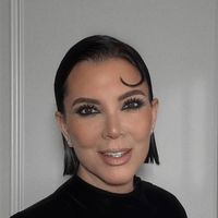 Kris Jenner shows of her new bob haircut