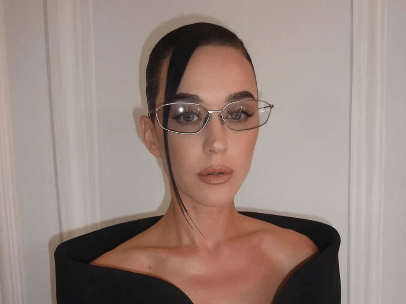 Katy Perry wearing thin framed wires glasses