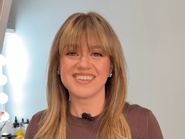 Kelly Clarkson with straight hair and blonde bangs