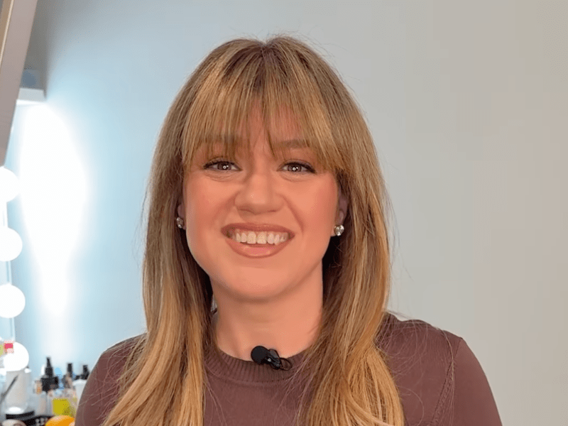 Kelly Clarkson with straight hair and blonde bangs