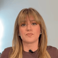 Kelly Clarkson wearing a brown sweater