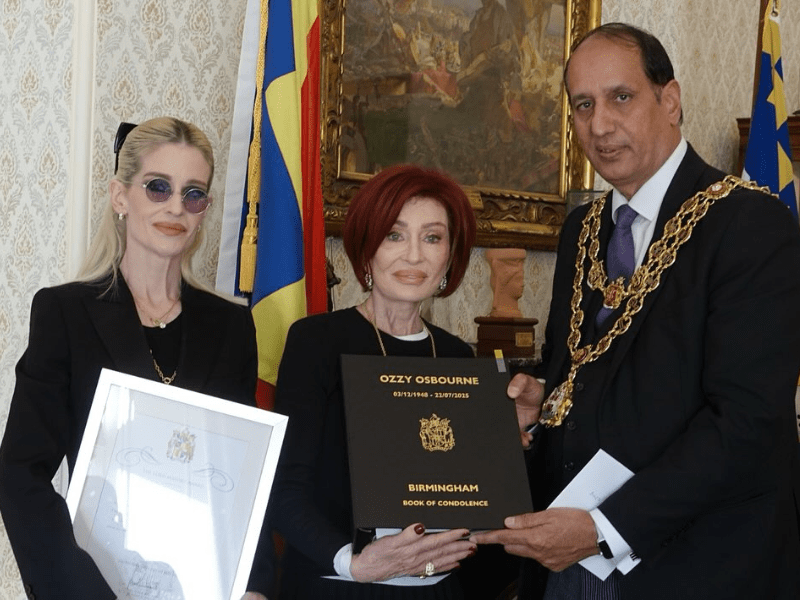 Kelly and Sharon Osbourne accepting an award