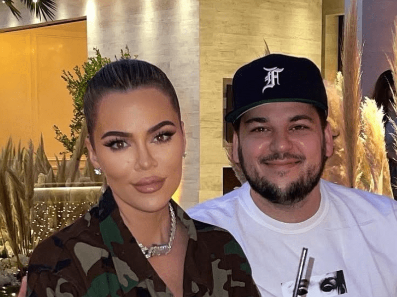 Khloe Kardashian and Rob Kardashian having dinner together