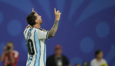 Messi Turntable Messi salutes 'beautiful moment' after tying World Cup goals record