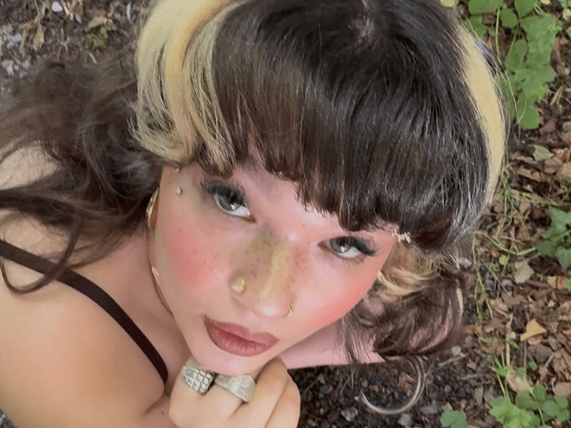 Lola Young with a blonde and brunette hairstyle