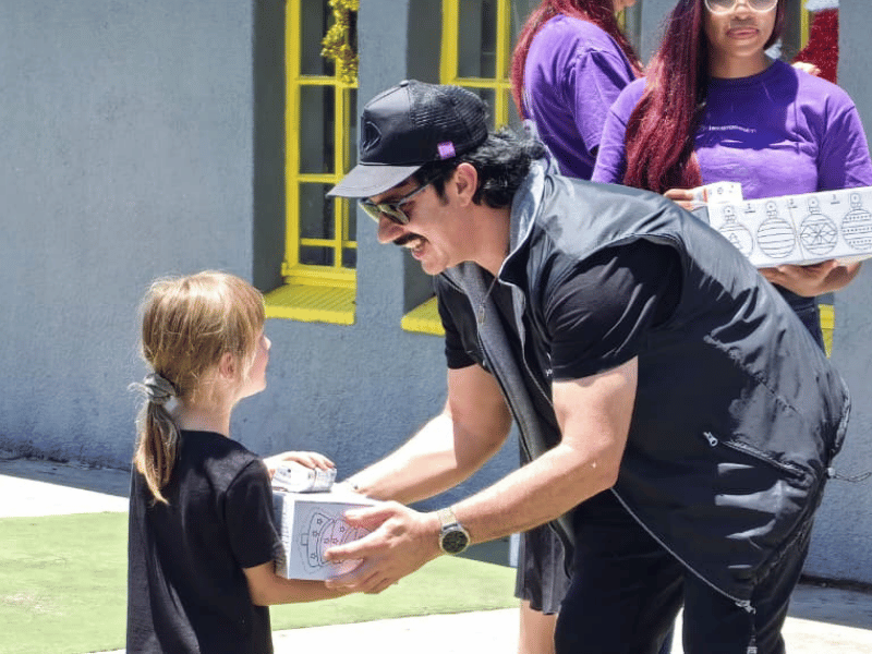 MARTIN BESTER HANDING OUT GIFT HANNA CHARITY