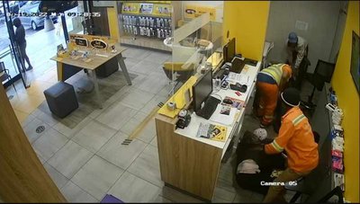 WATCH: Robbers raid MTN store in Chatsworth - Vimarsana News