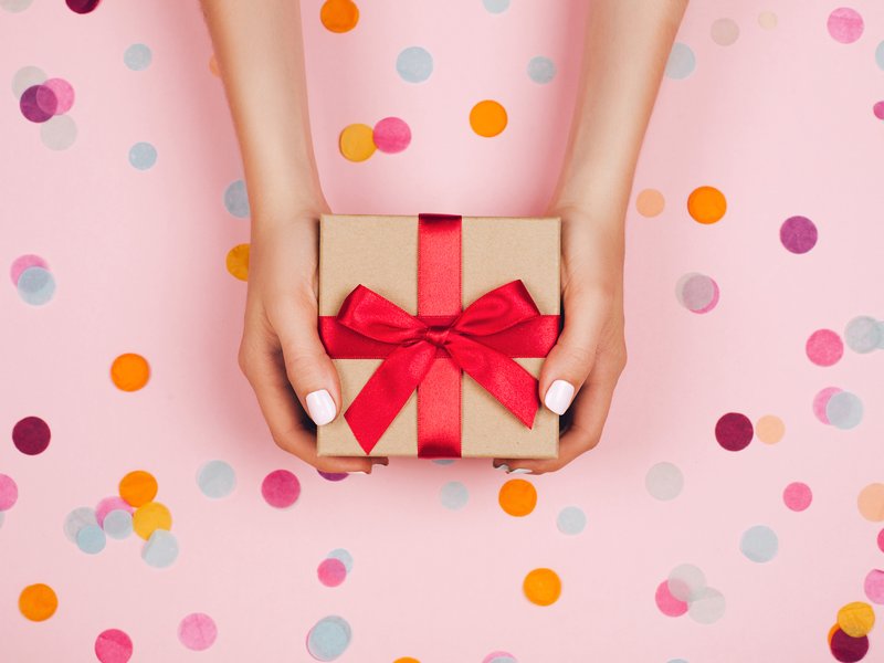 Man dates 35 women to receive gifts throughout the year!