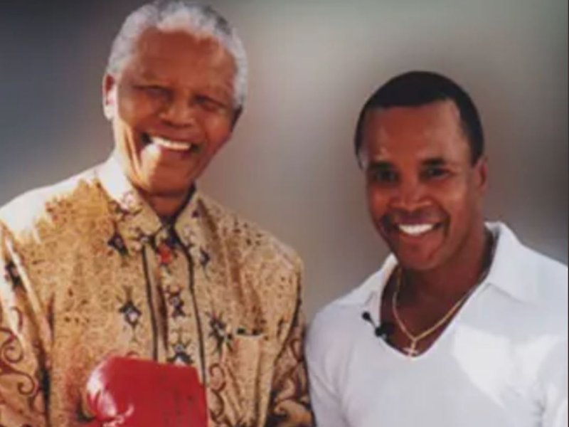 The late Nelson Mandela with former world championship boxer Sugar Ray Leonard