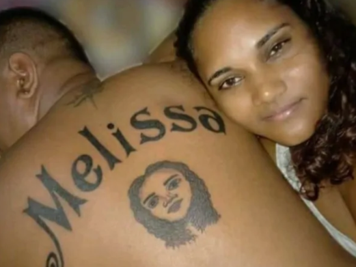Man tattoos girlfriends name on his back