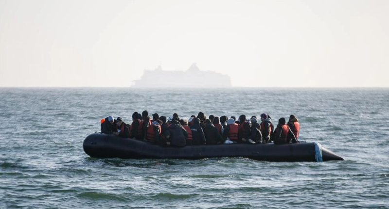 700 migrants cross Channel to Britain in small boats