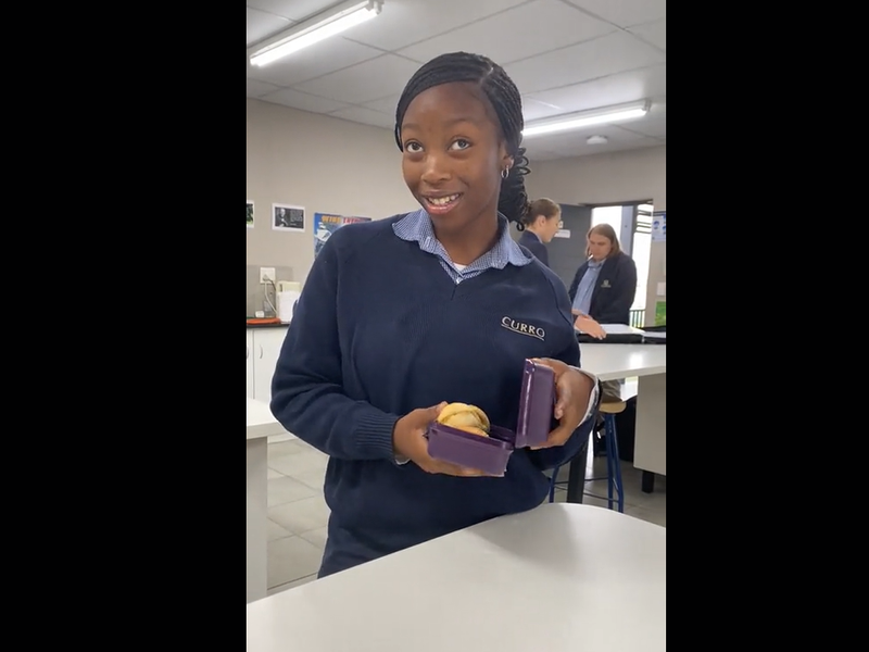 This Curro youngster is showing everyone on social media what her lunch box looks like.