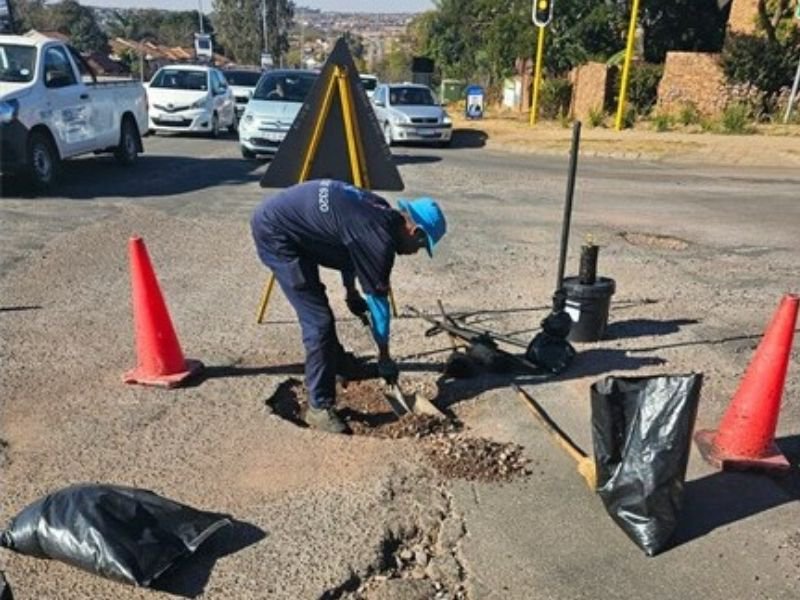 Moreleta Park community band together to fix potholes