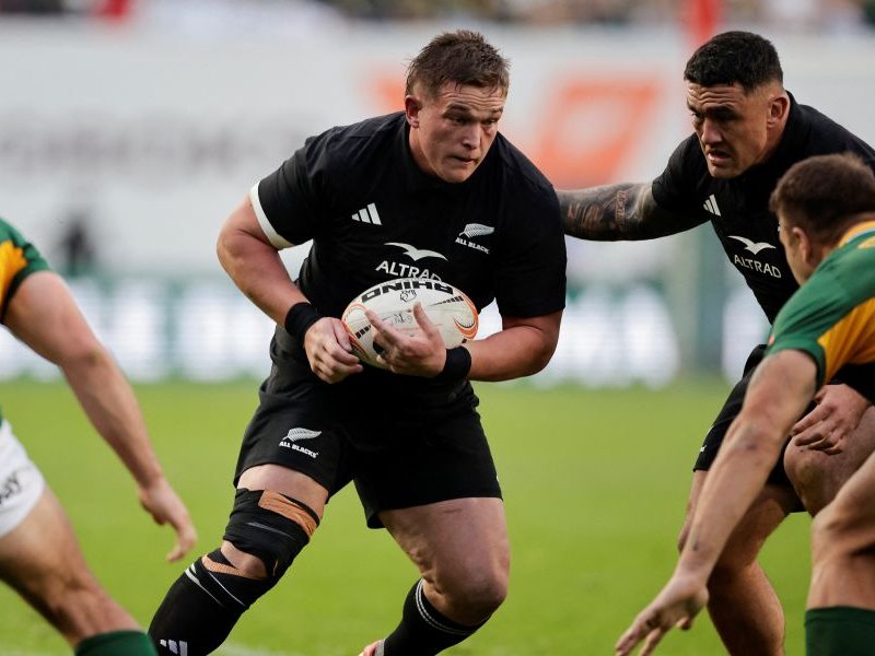 New Zealand's prop Ethan de Groot runs with the ball during the Rugby's Greatest Rivalry international rugby union match between South Africa and New Zealand at Ellis Park Stadium