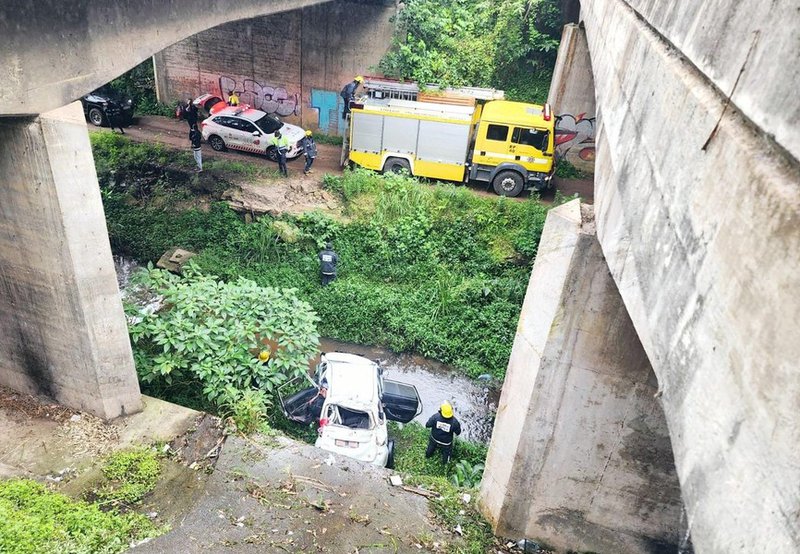 One killed in Durban after car plunges off M13 bridge