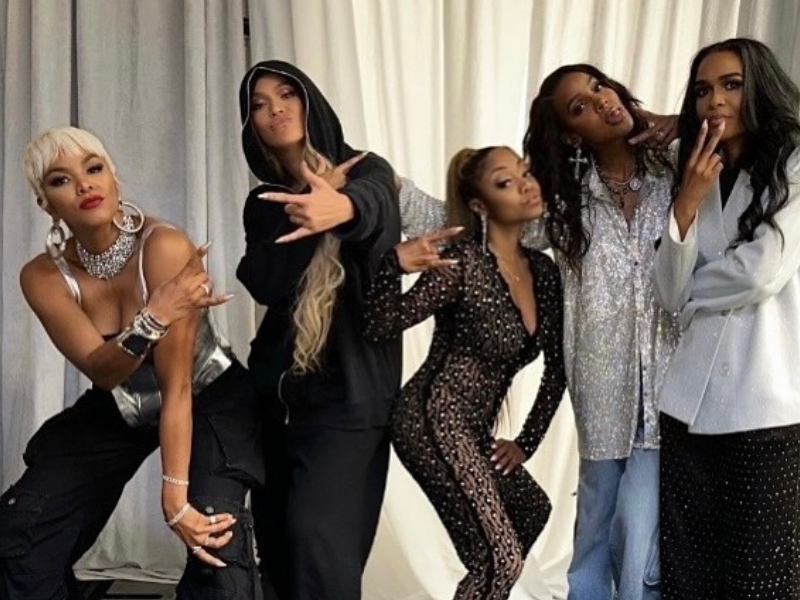 Founding Destiny's Child members pose backstage