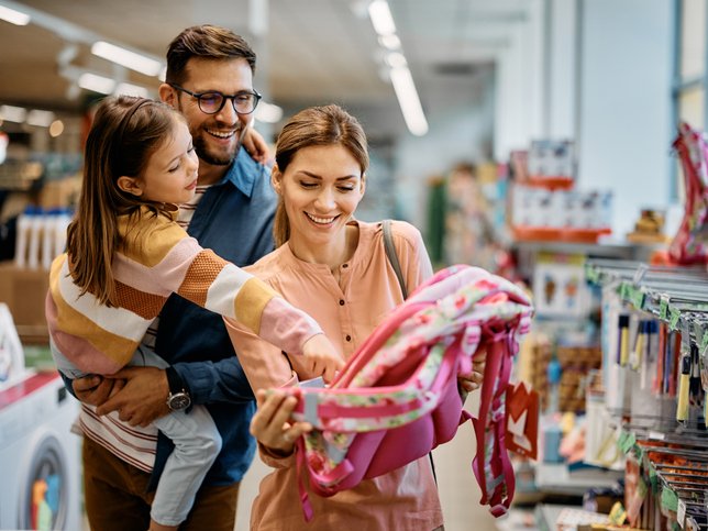 PARENTS SHOPPING LITTLE GIRL