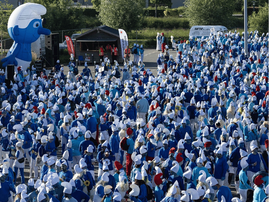 PEOPLE DRESSED AS SMURFS FRANCE WORLD RECORD