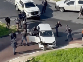 POLICE KICK OUT CAR WINDOW DURING ARREST