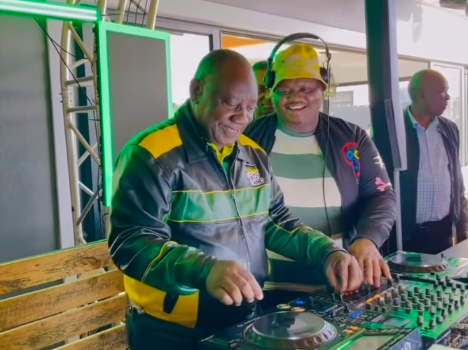 PRES RAMAPHOSA DJING