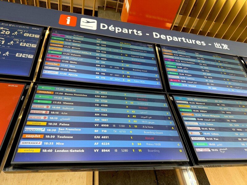 Paris airport chaos