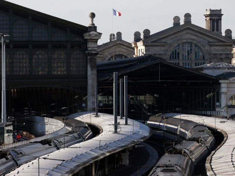 World War II bomb halts traffic at Paris train station