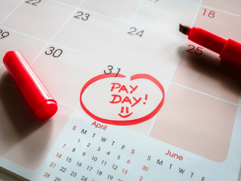 Payday end of month date on a desk calender