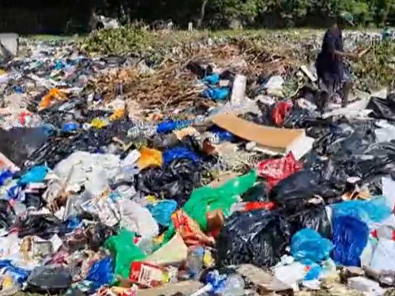 Piles of rubbish lying on the side of the street in Amanzimtoti