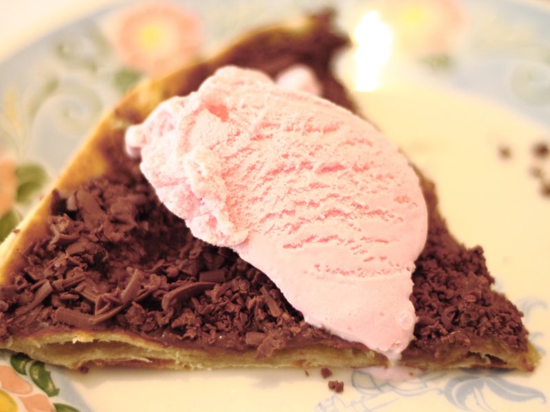 Pizza with chocolate and icecream