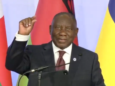 WATCH: Viral clip shows President Ramaphosa "clocking it"