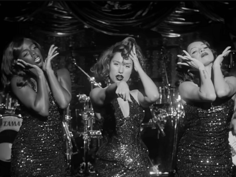 RAYE performing with backup dancers