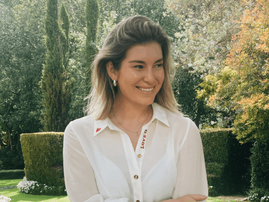 Rachel Kolisi wearing a white shirt while posing outdoors