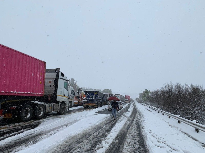 Relief teams assist thousands stuck on N3 after snow blockage