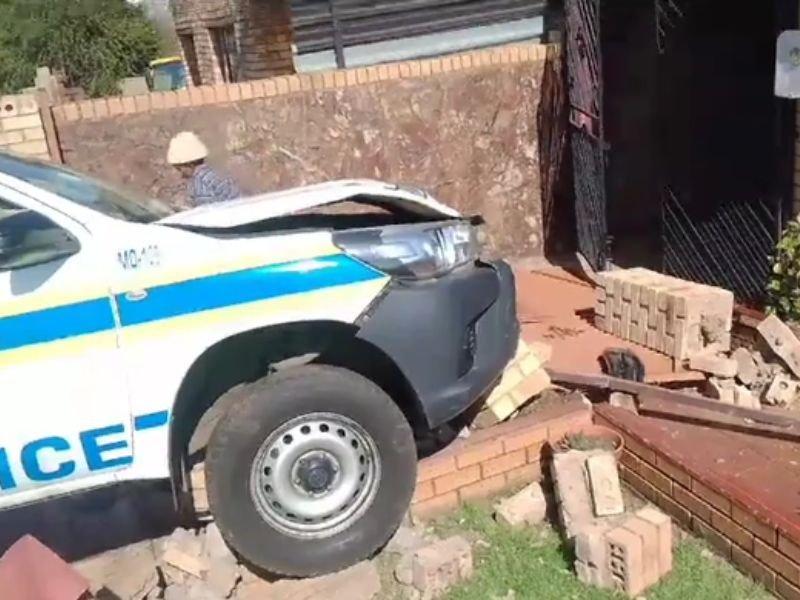 Saps van crashed into house