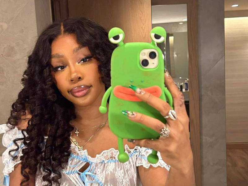 SZA takes a selfie in the bathroom