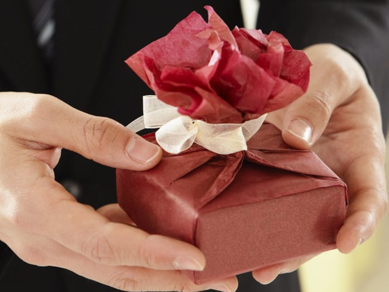 gift giving pexels