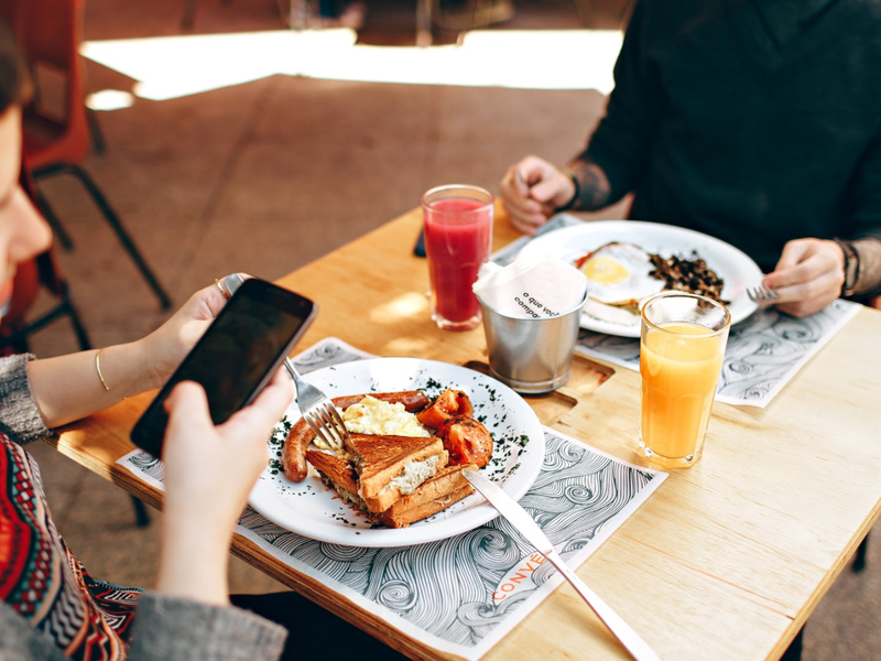 couple eating food pexels