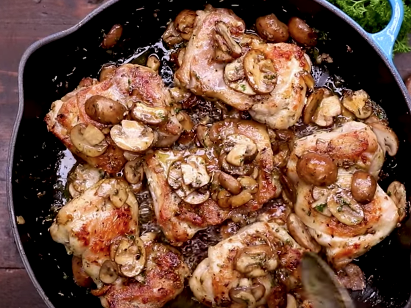 Garlic Mushroom Chicken Thighs / YouTube