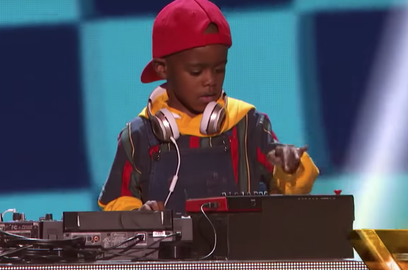 DJ Arch Jnr on stage / YouTube