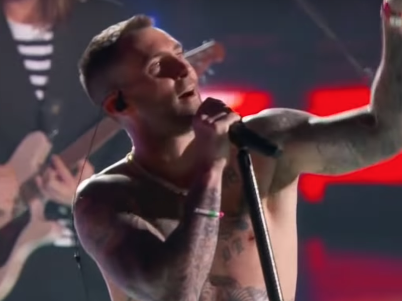 Adam Levine shirtless at Super Bowl / YouTube