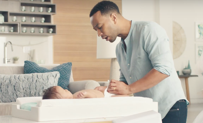 John Legend changes his son's diapers / YouTube