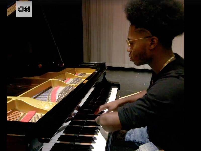 Man plays paino no arms