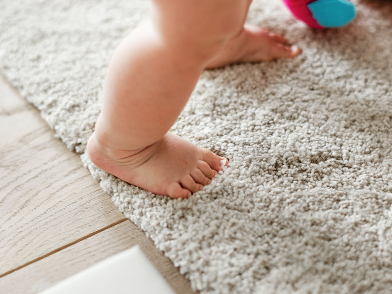 Baby walking on carpet / Pexels
