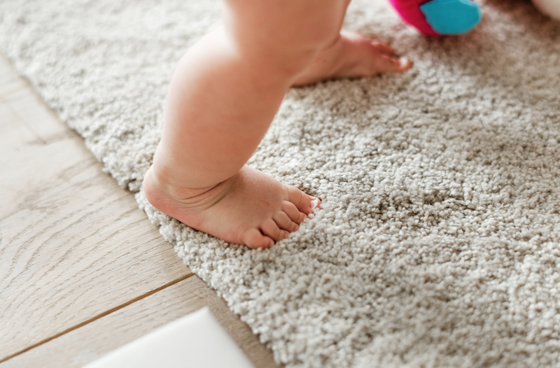 Baby walking on carpet / Pexels