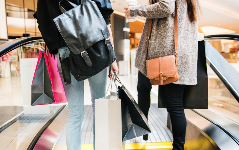 Ladies shopping in a mall / Pexels