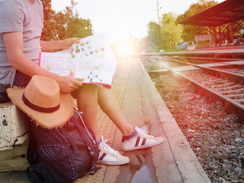 Tourist sitting with backpack / Pexels