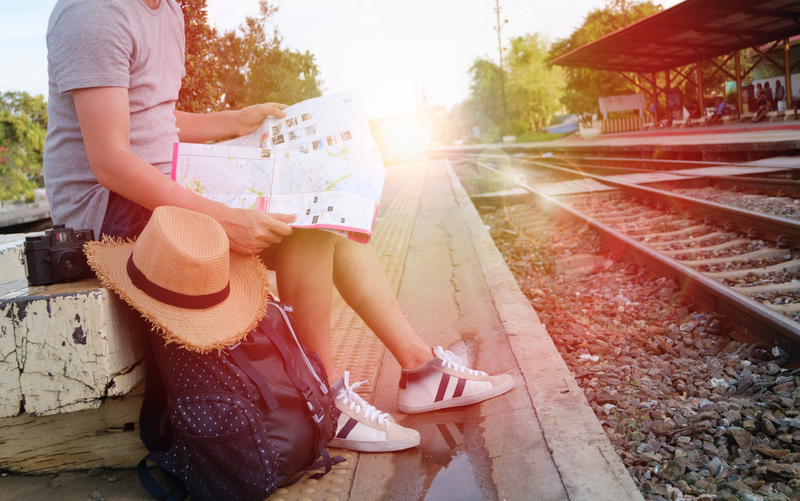 Tourist sitting with backpack / Pexels