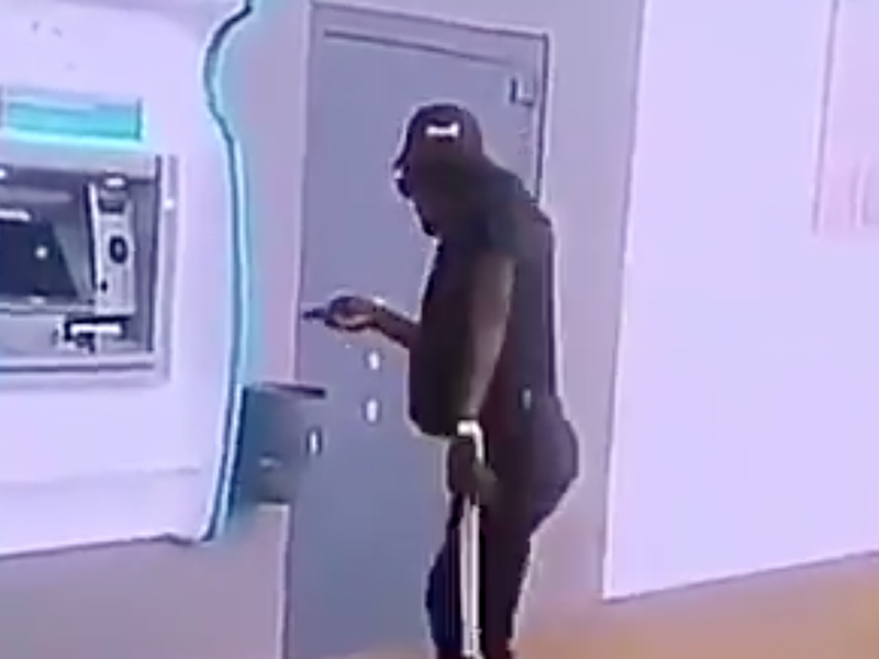 Man dancing at the ATM / Twitter
